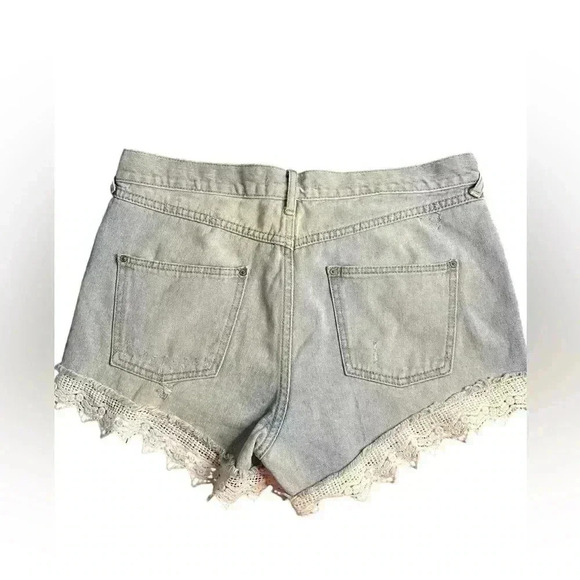 FREE PEOPLE women’s denim Jean shorts light wash sz 29 crochet hems distressed - Picture 6 of 7